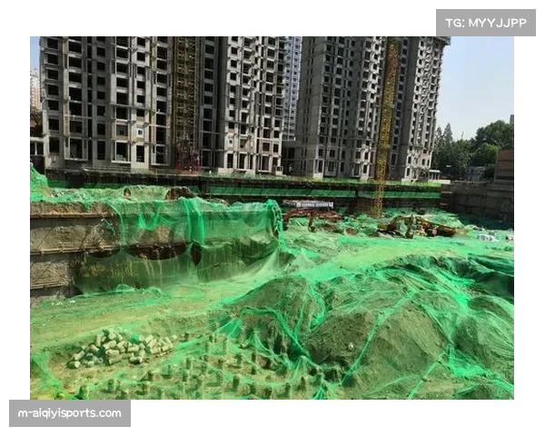 图卢兹主场雨战，工作人员紧急处理场地积水